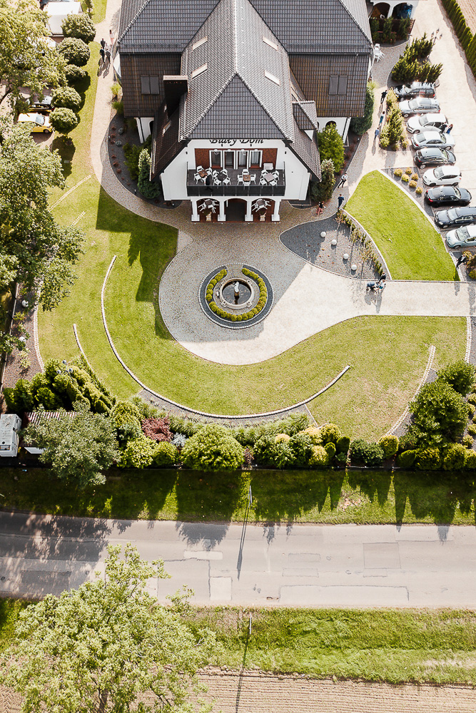Sala weselna Biały dom w Paniówkach - zdjęcie z drona