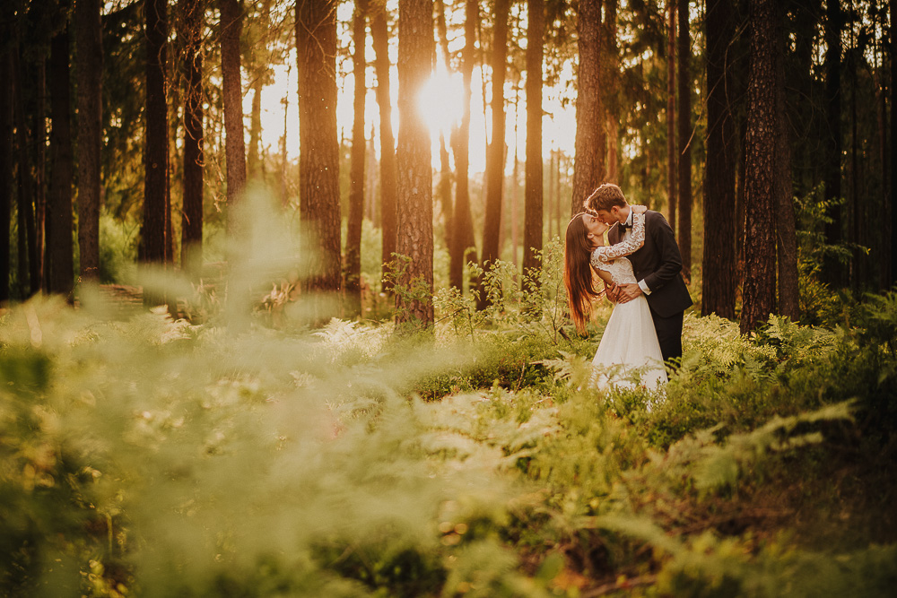 Plener ślubny w lesie